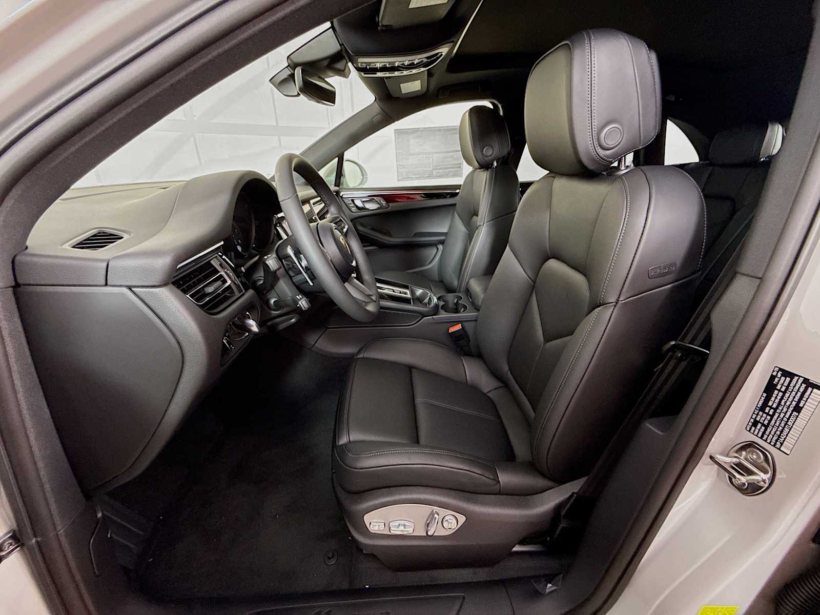 Thumbnail: 2026 Porsche Macan - 5