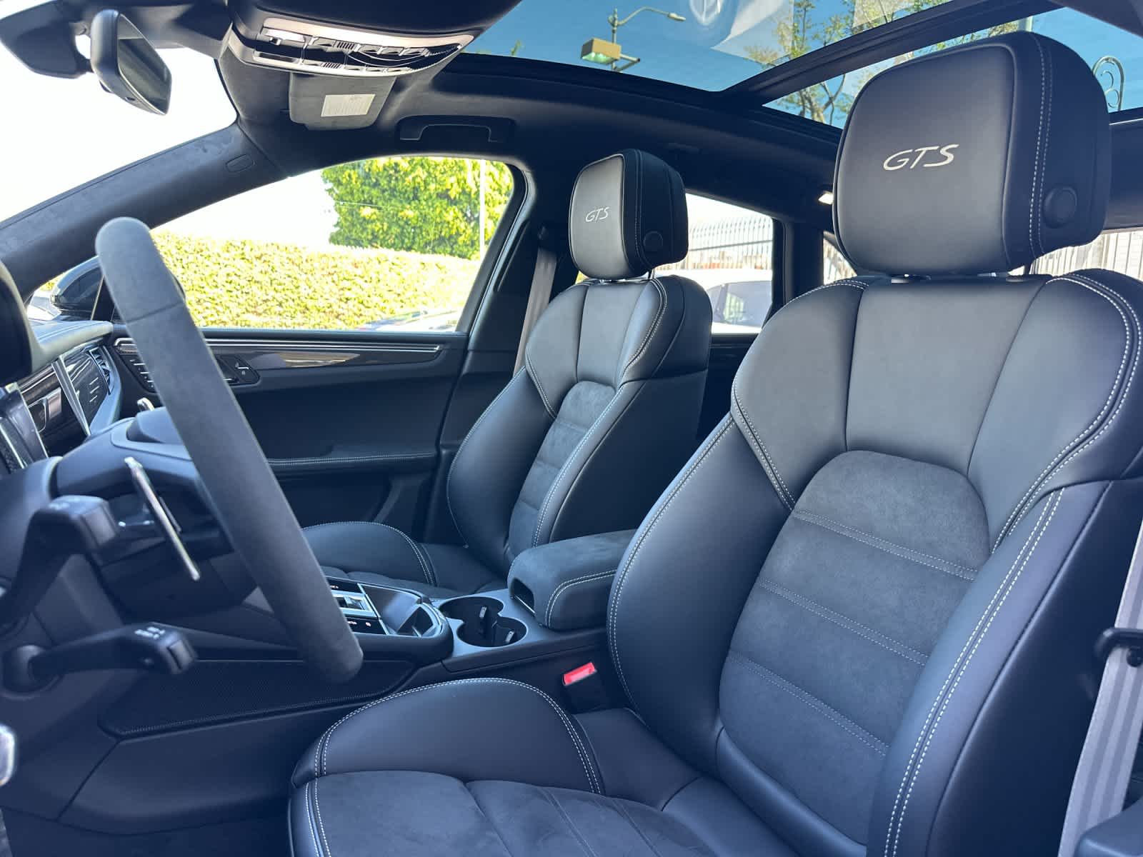 Thumbnail: 2026 Porsche Macan - 5