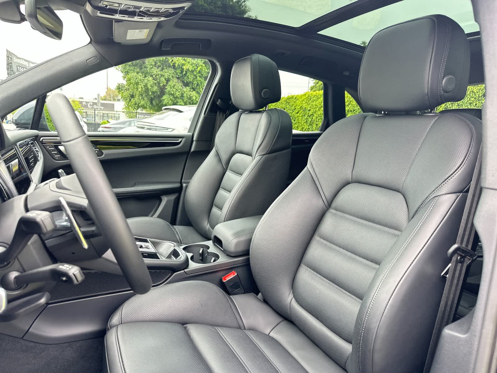 Thumbnail: 2026 Porsche Macan - 5