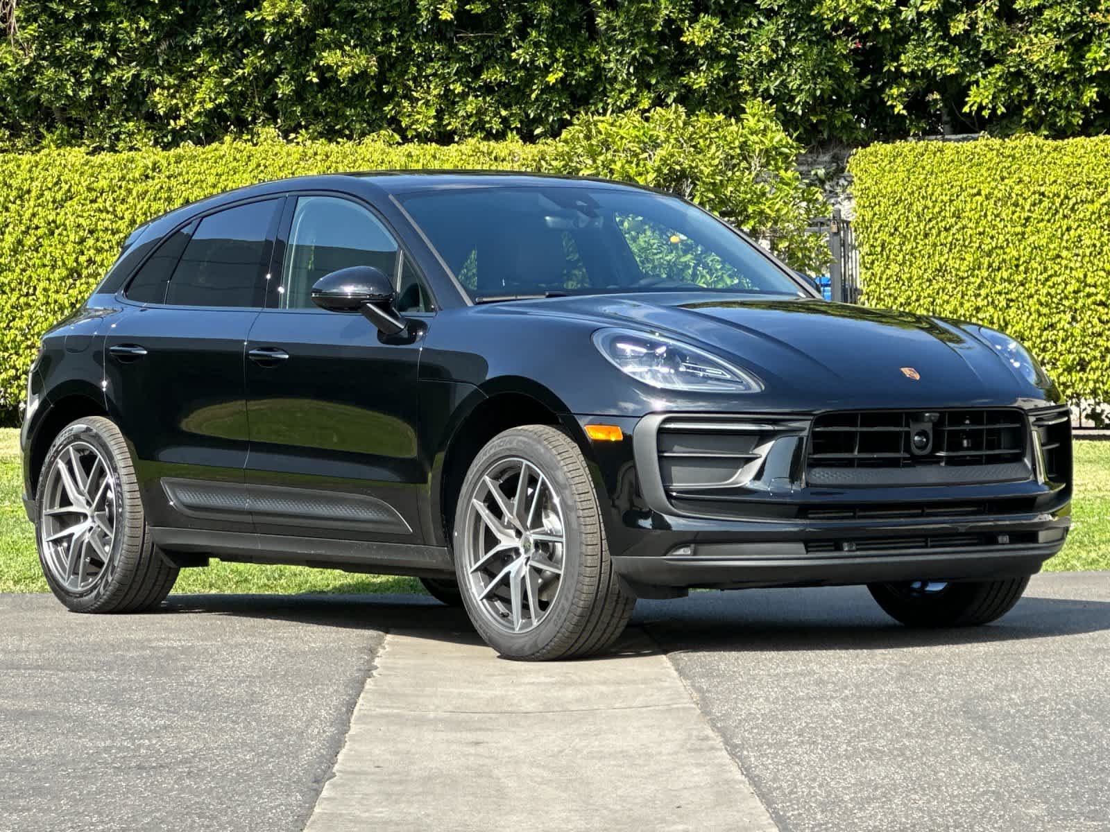 Thumbnail: 2026 Porsche Macan - 10