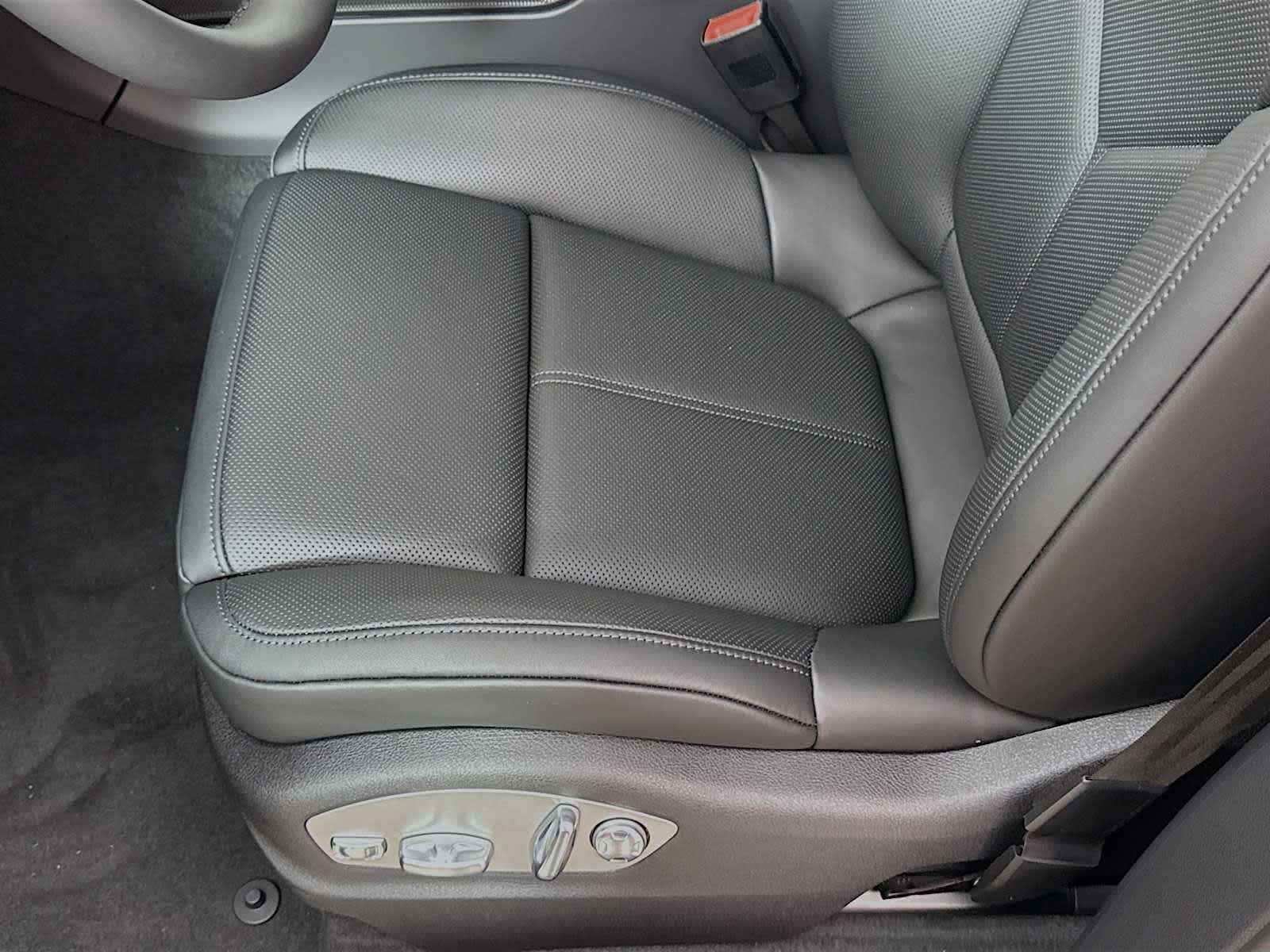 Thumbnail: 2026 Porsche Macan - 15