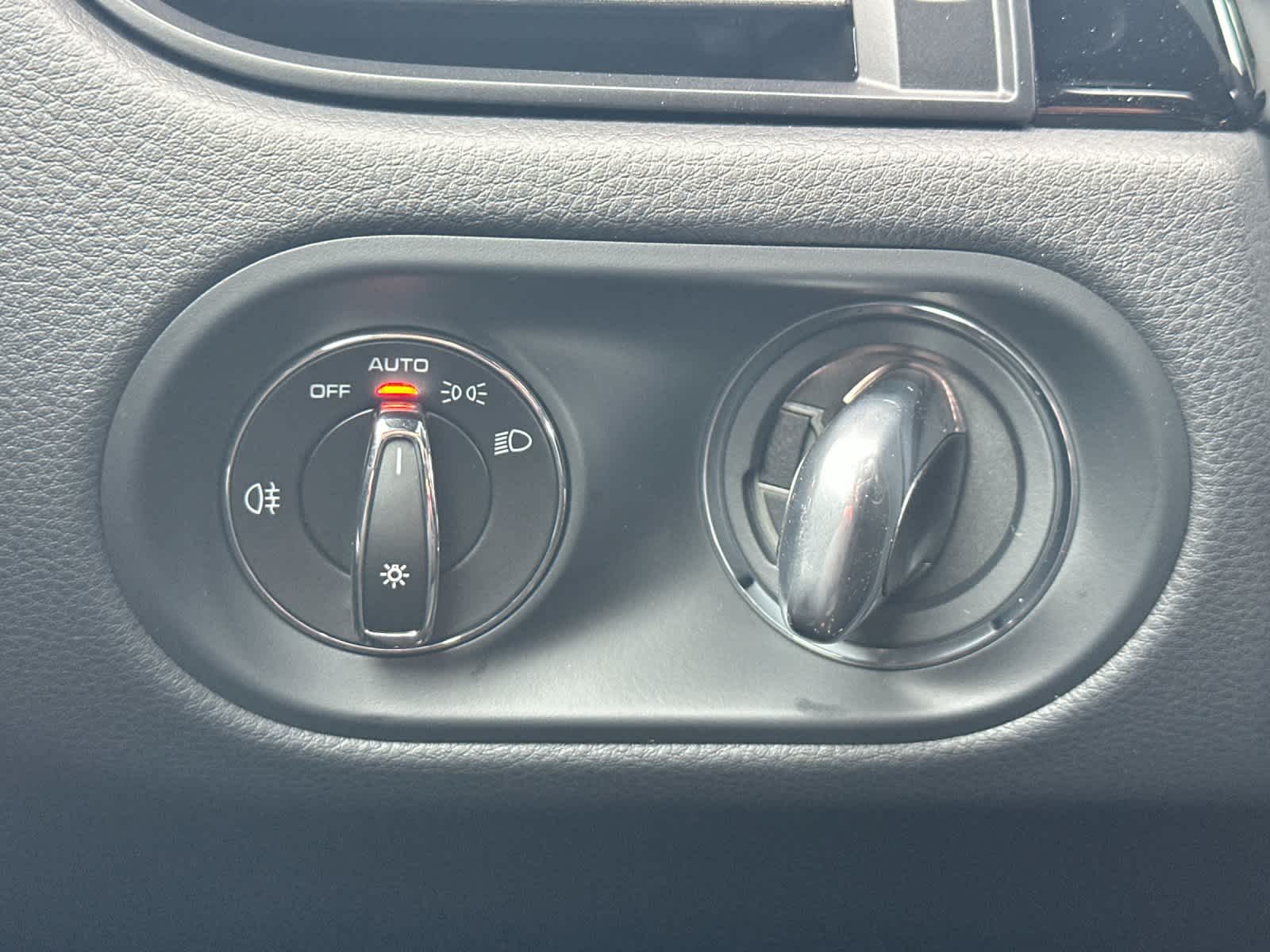 Thumbnail: 2026 Porsche Macan - 30