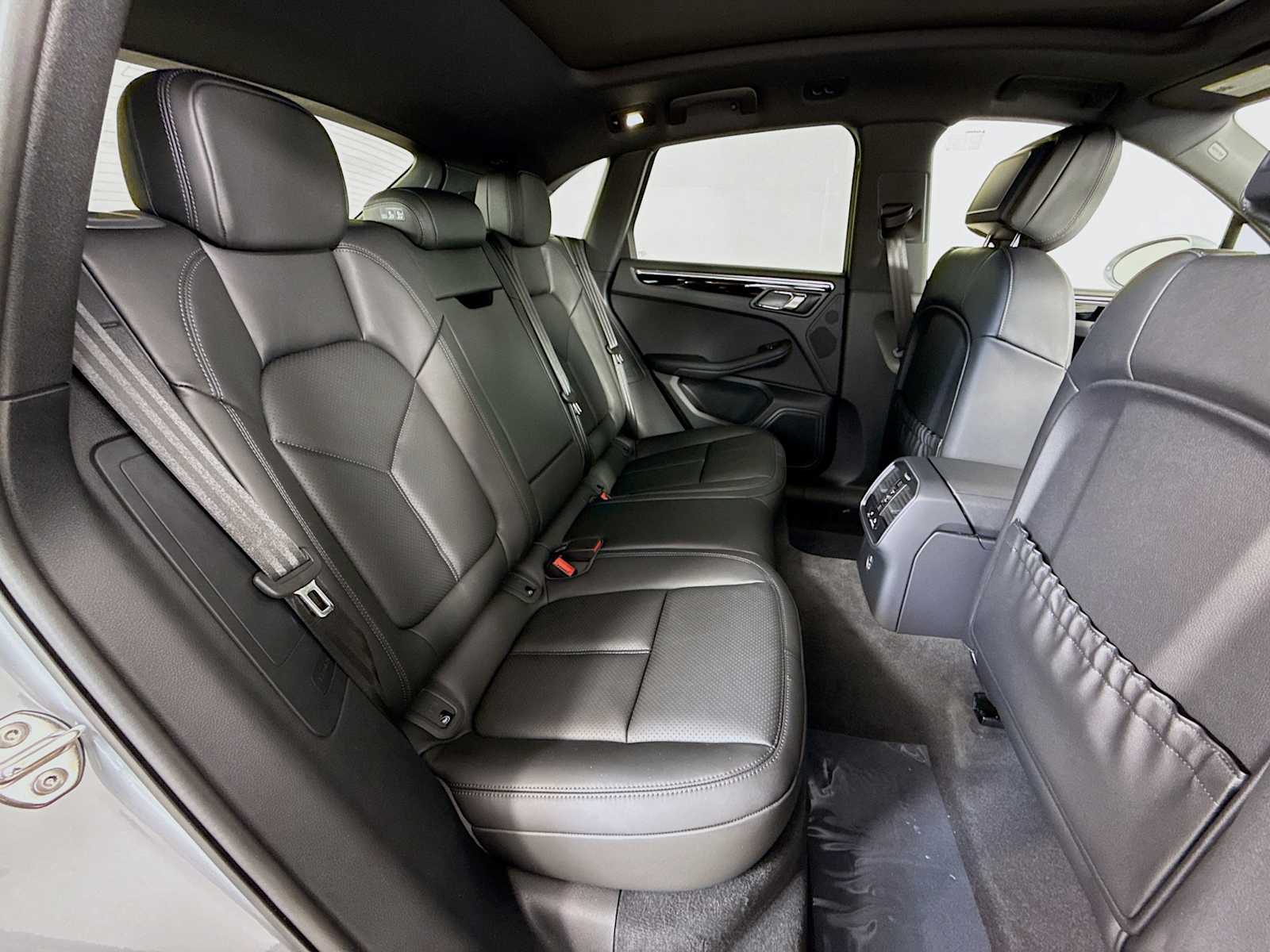 Thumbnail: 2026 Porsche Macan - 20