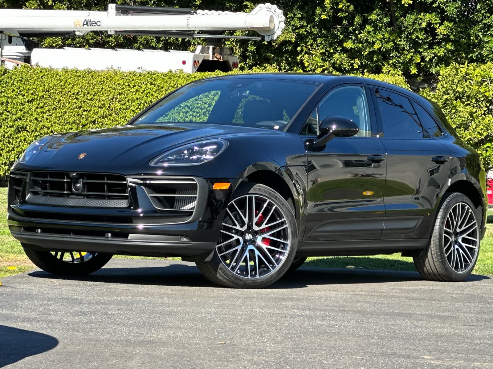 Thumbnail: 2026 Porsche Macan - 1