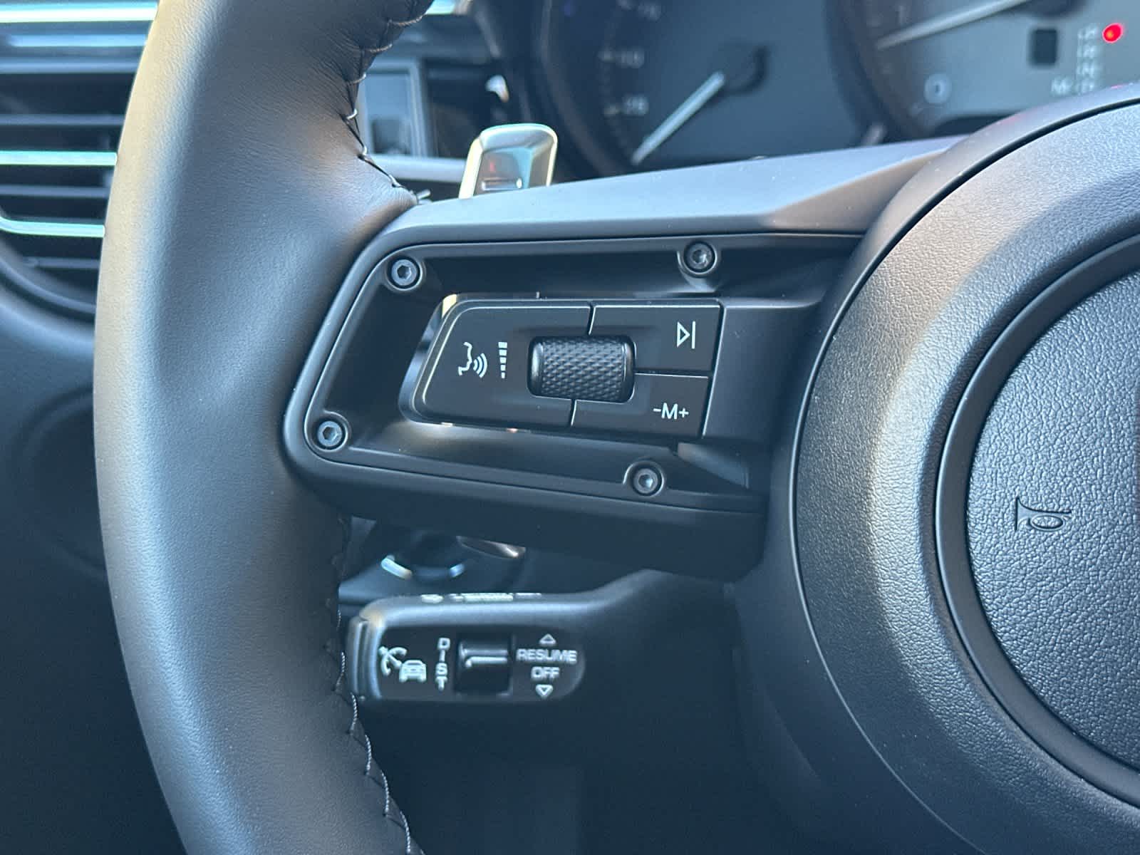 Thumbnail: 2026 Porsche Macan - 27