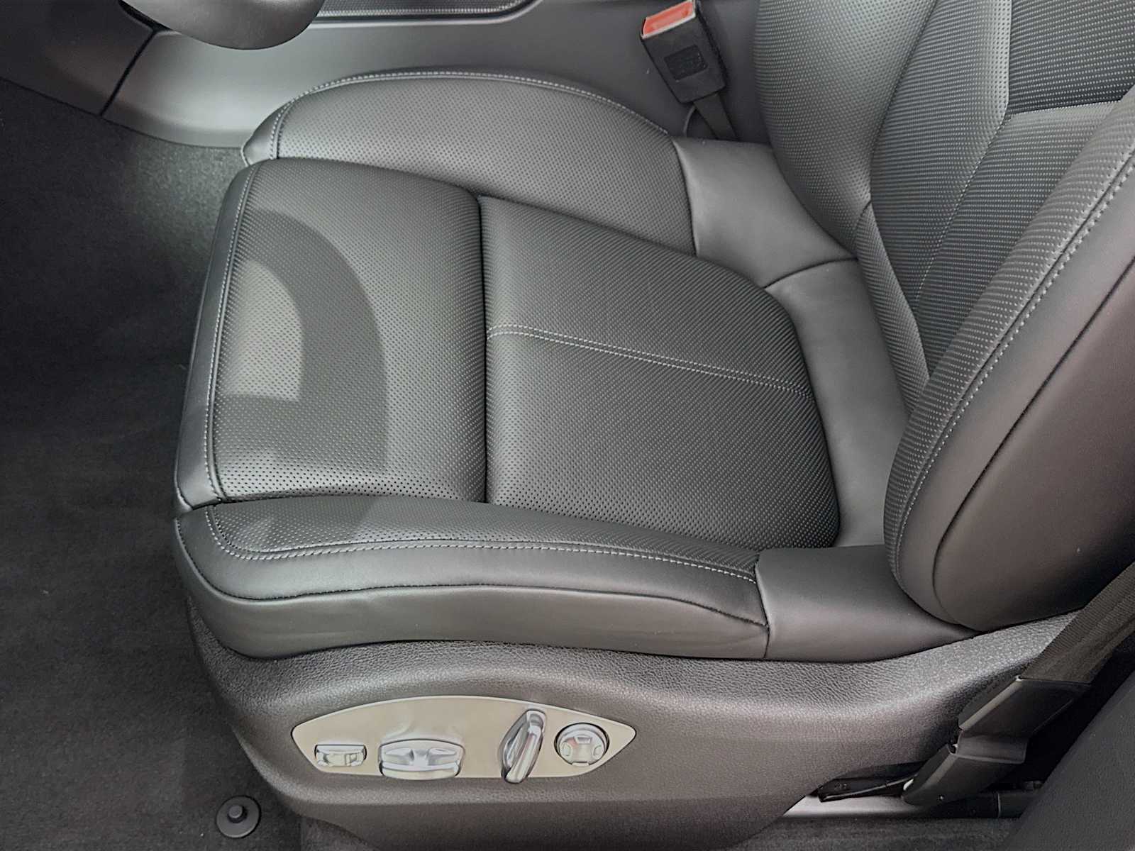 Thumbnail: 2026 Porsche Macan - 15