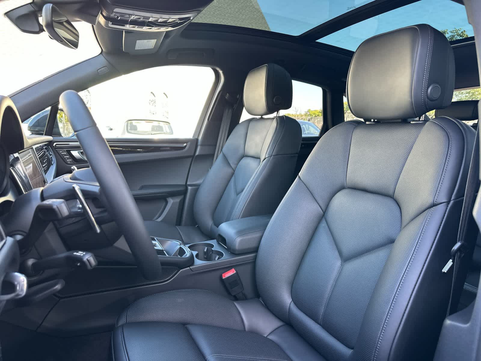 Thumbnail: 2026 Porsche Macan - 5