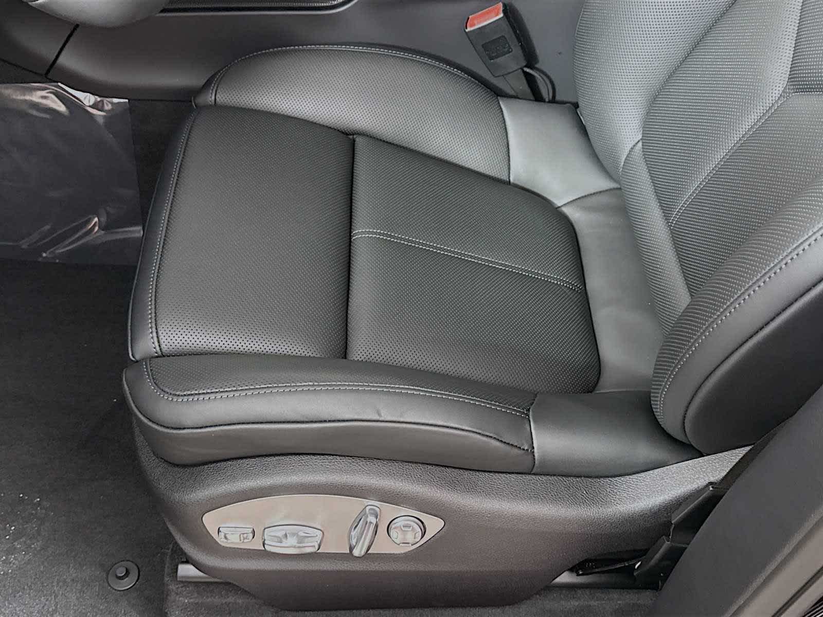 Thumbnail: 2026 Porsche Macan - 15