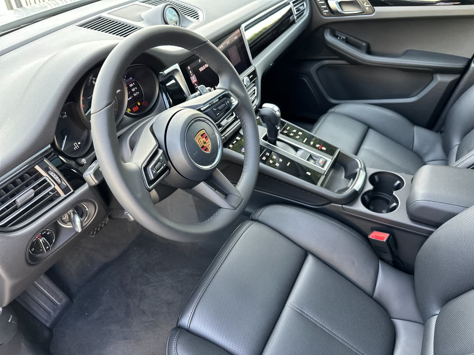 Thumbnail: 2026 Porsche Macan - 4