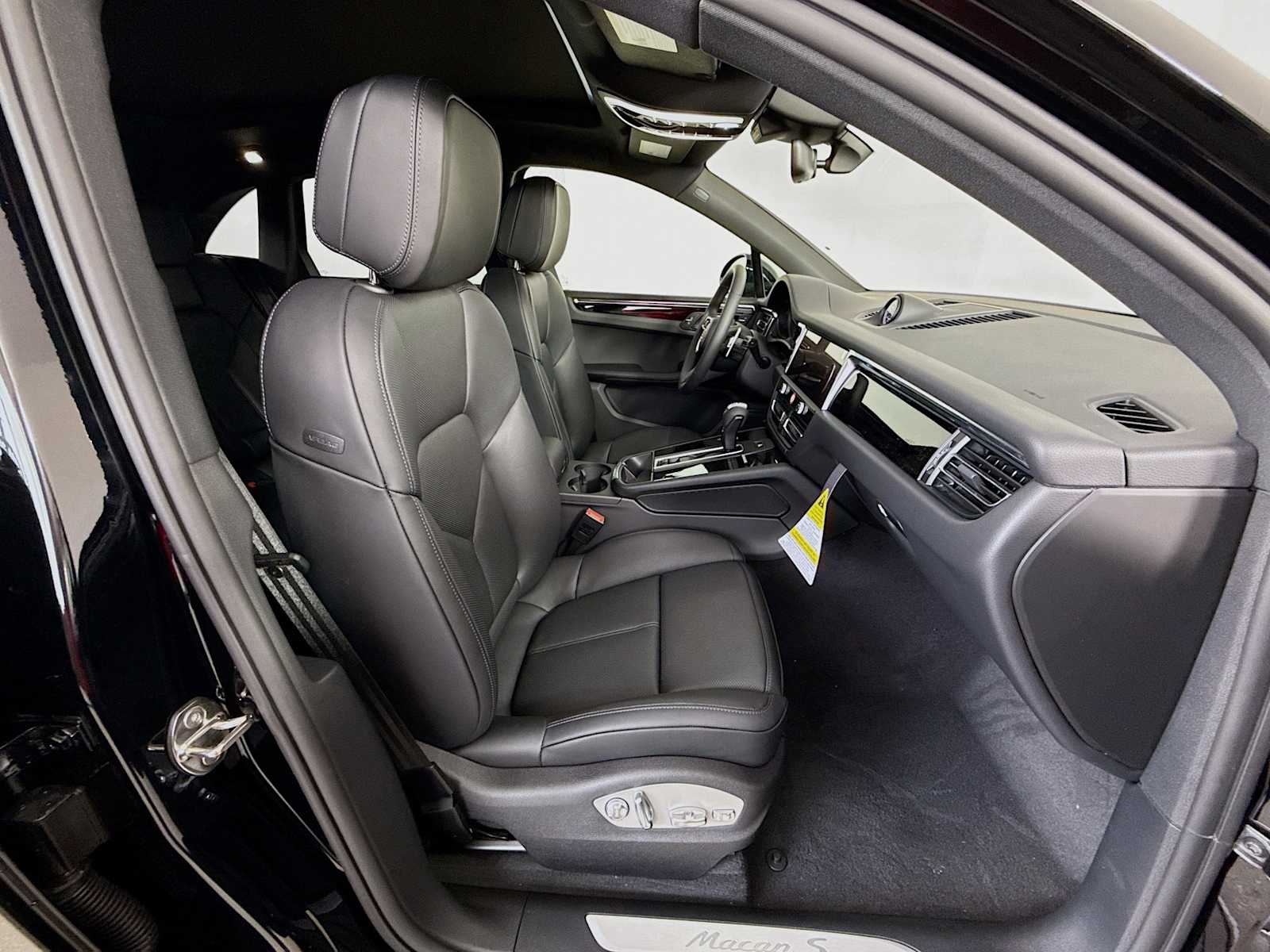 Thumbnail: 2025 Porsche Macan - 21