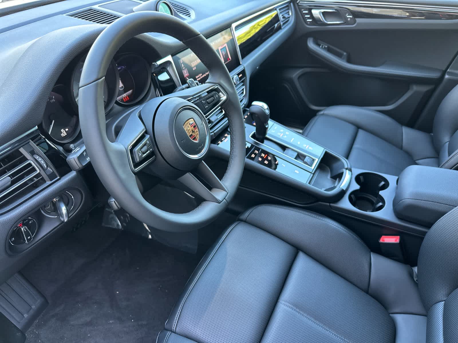 Thumbnail: 2026 Porsche Macan - 4