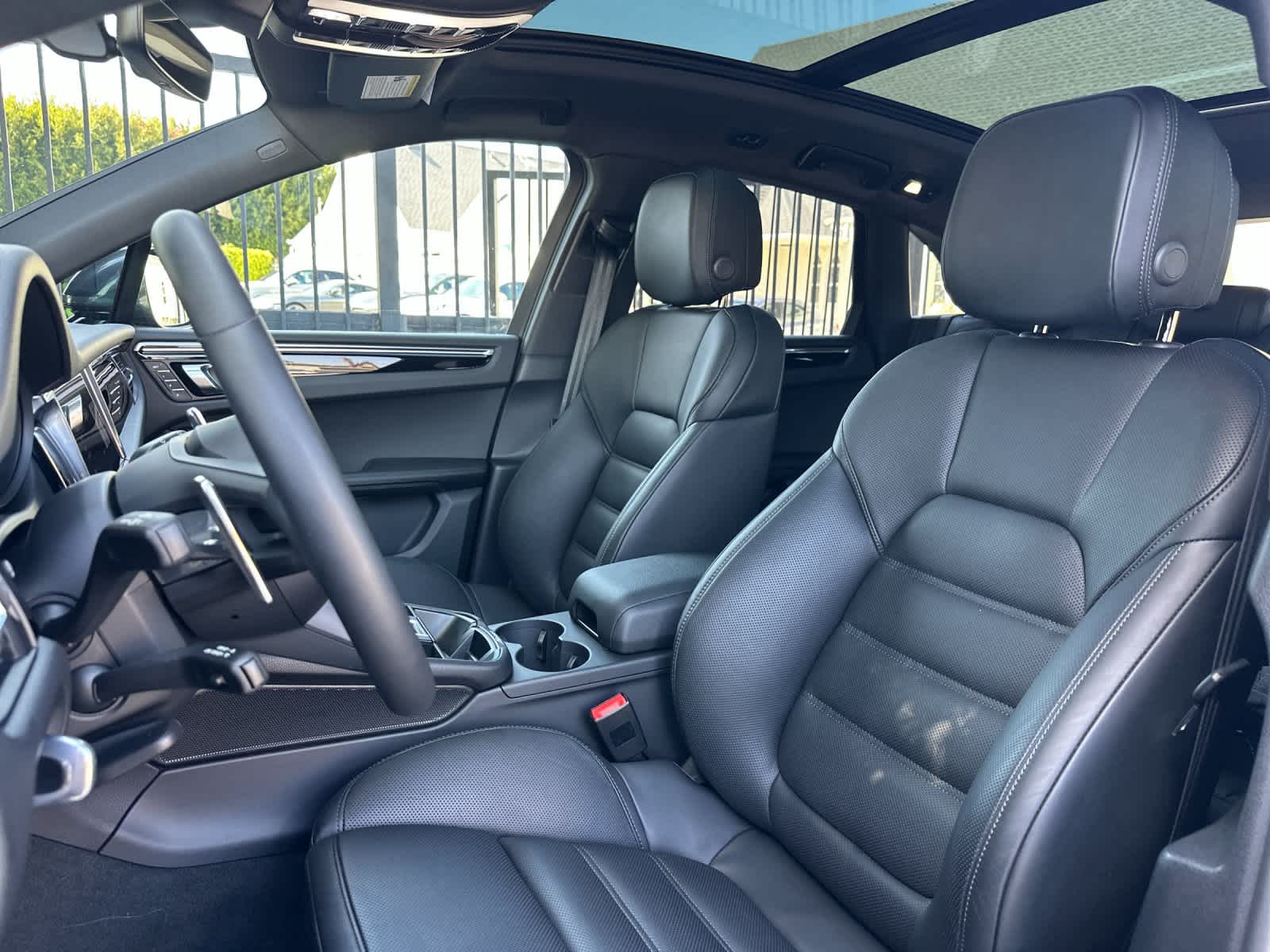 Thumbnail: 2026 Porsche Macan - 4