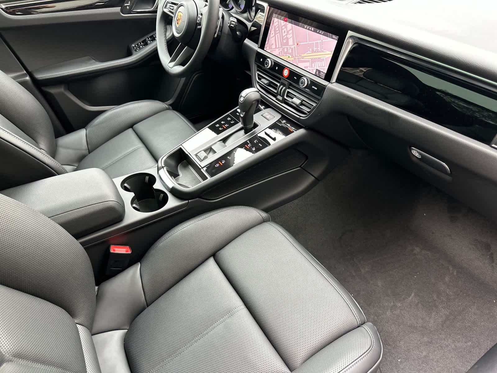 Thumbnail: 2026 Porsche Macan - 17