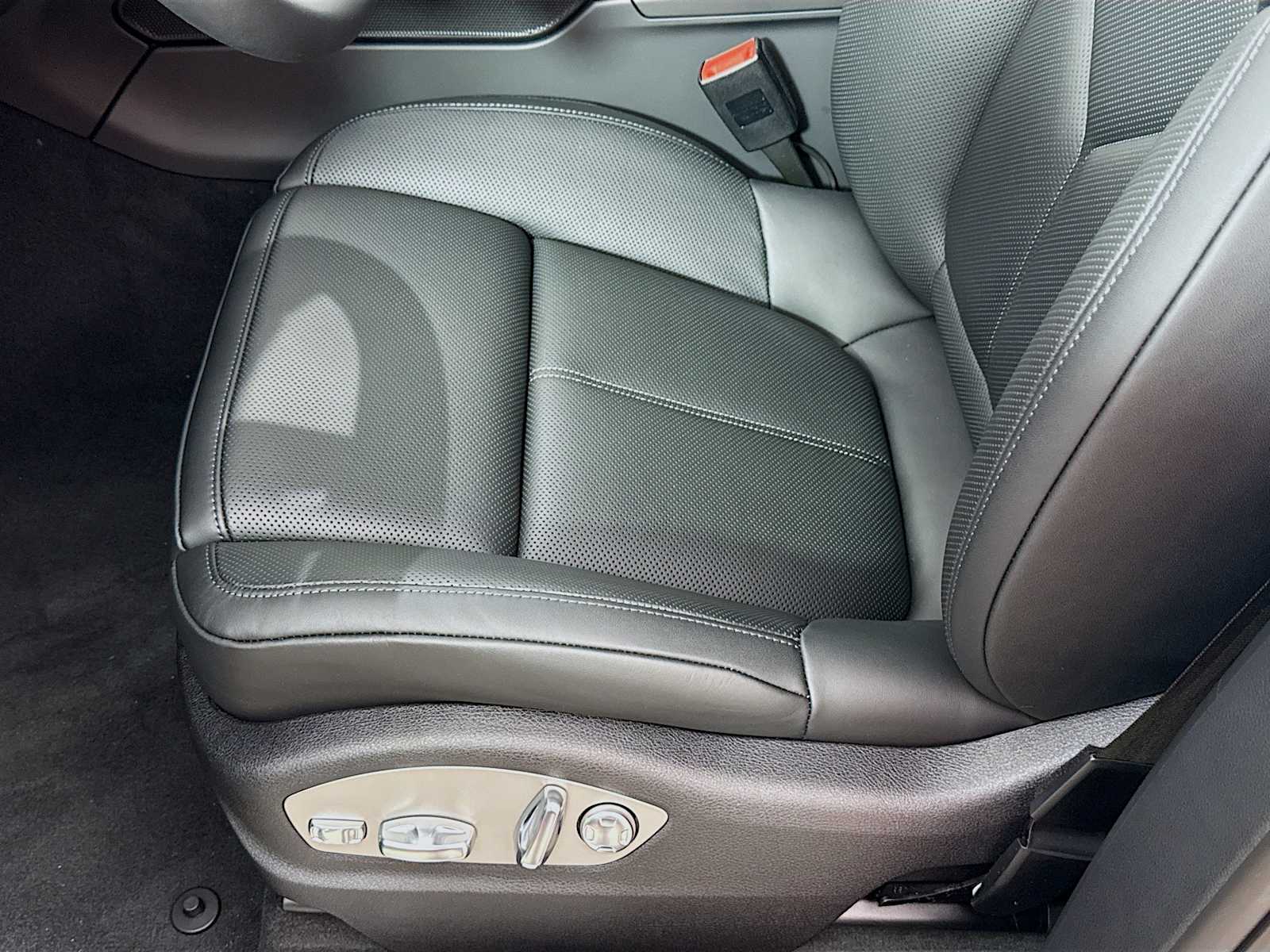 Thumbnail: 2025 Porsche Macan - 15