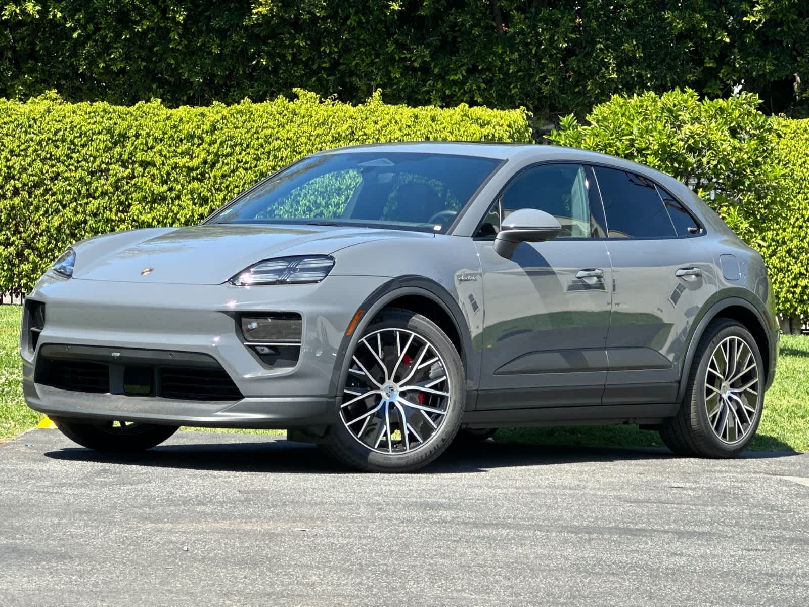 Thumbnail: 2026 Porsche Macan - 1
