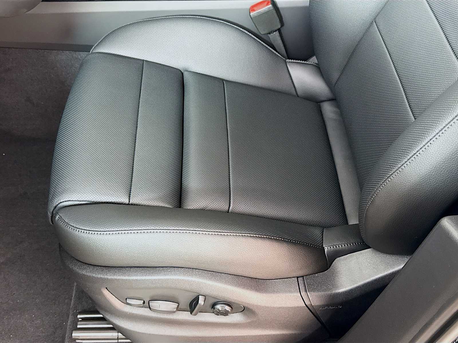 Thumbnail: 2026 Porsche Cayenne - 15