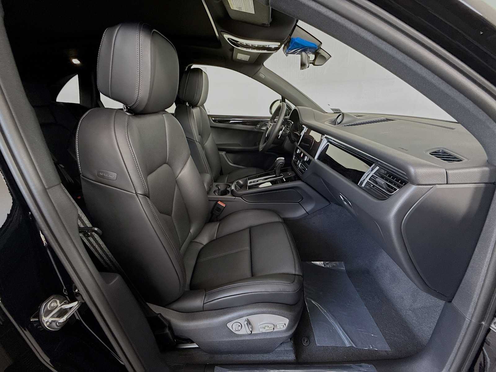 Thumbnail: 2026 Porsche Macan - 21