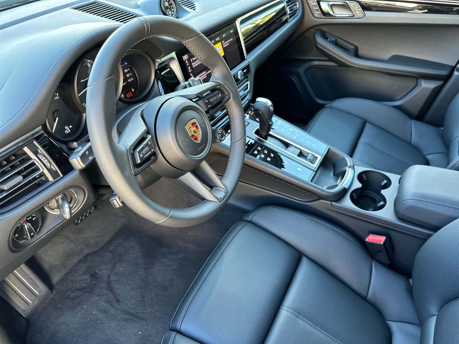 Thumbnail: 2026 Porsche Macan - 4