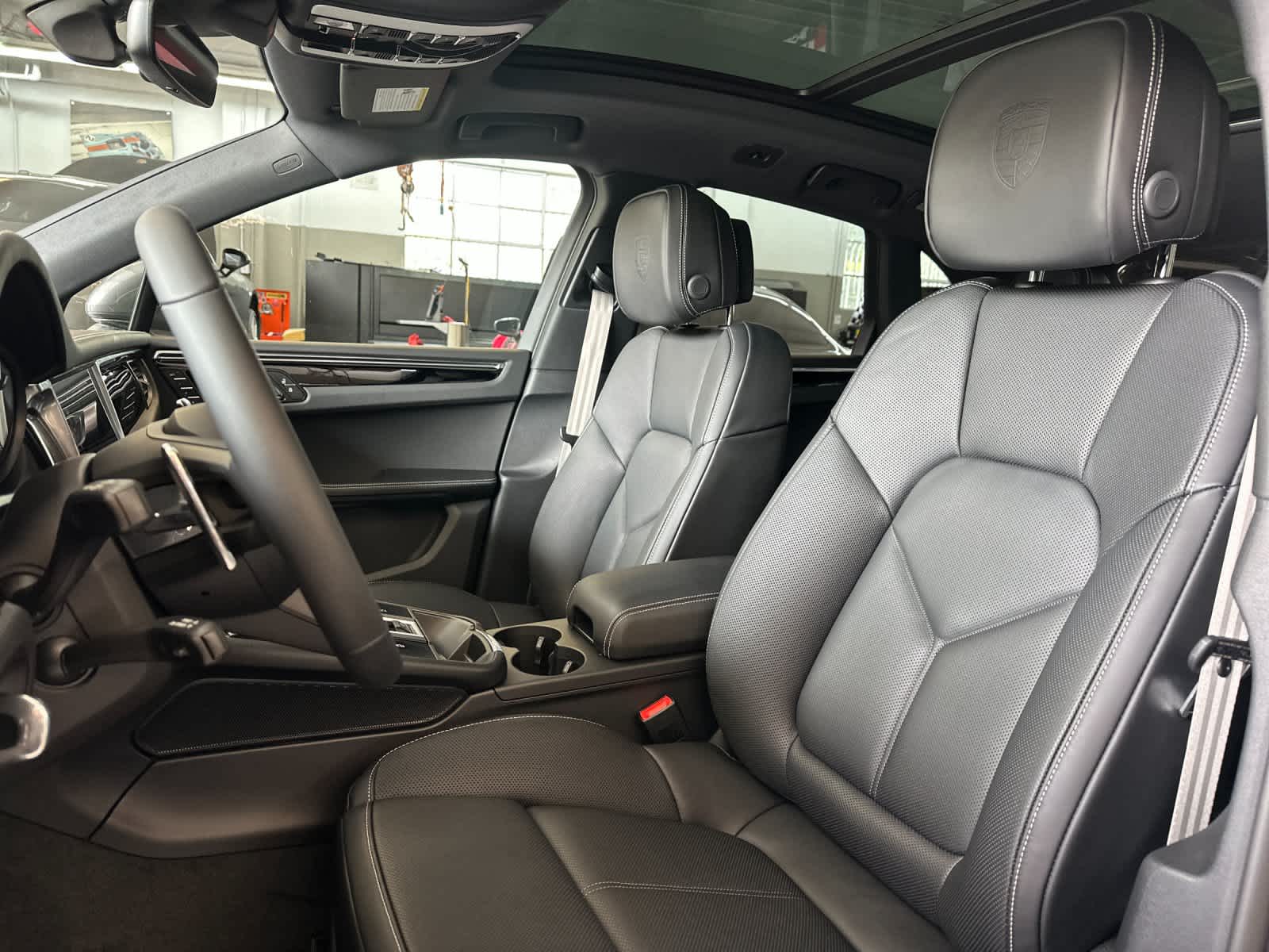 Thumbnail: 2026 Porsche Macan - 5