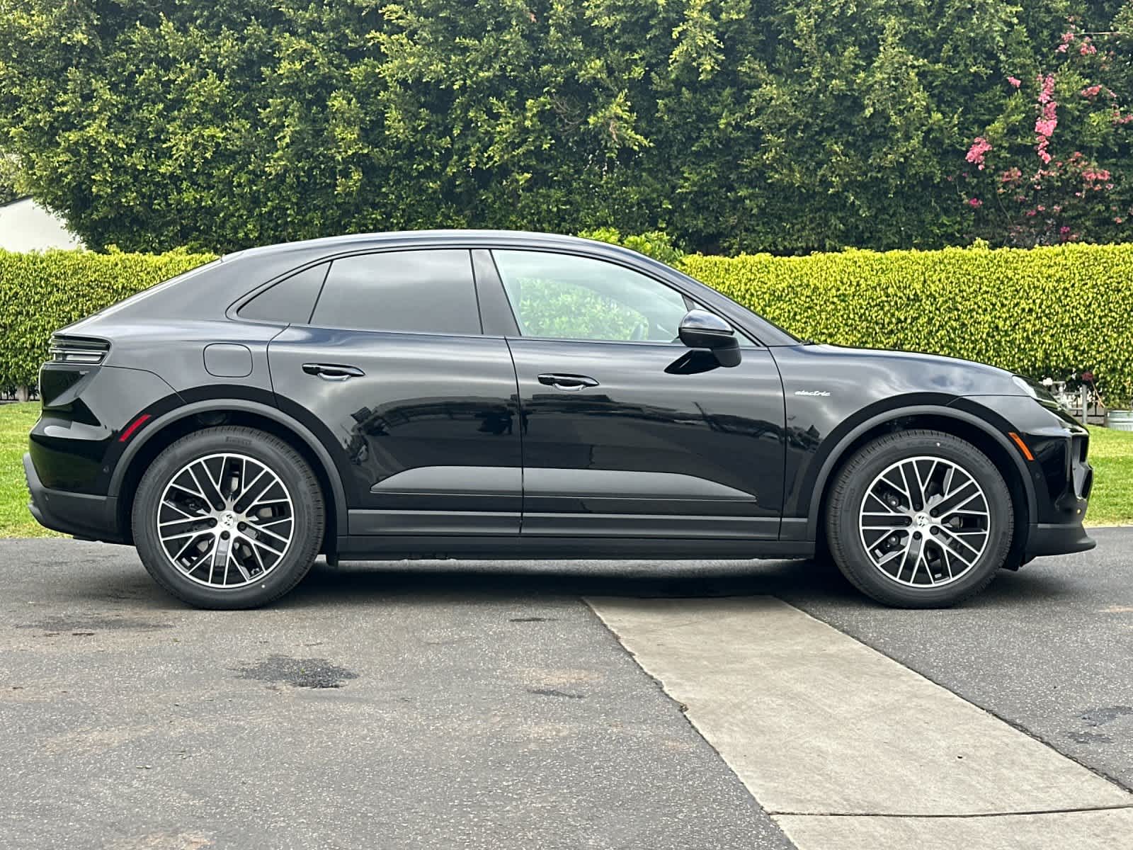 Thumbnail: 2026 Porsche Macan - 9