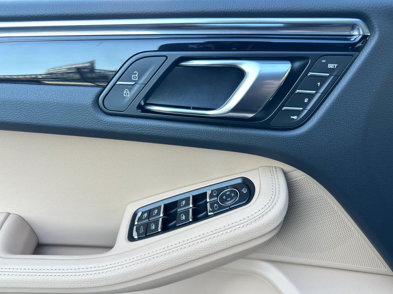 Thumbnail: 2026 Porsche Macan - 12