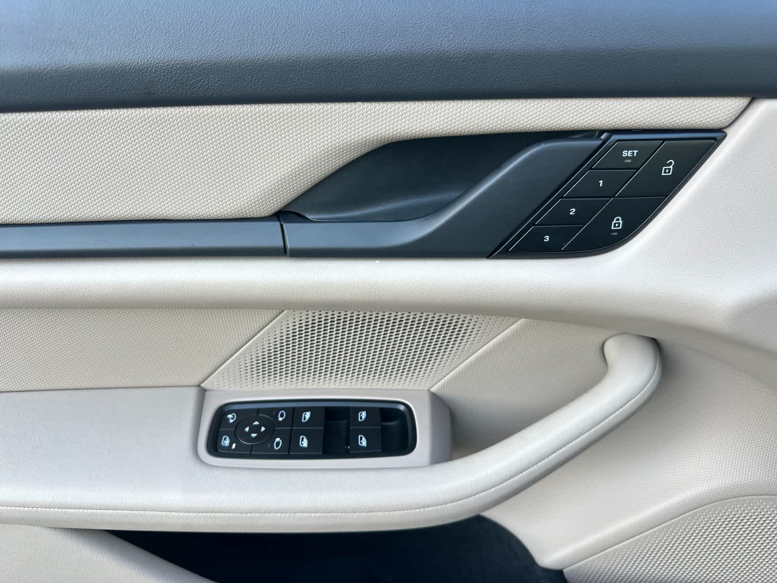 Thumbnail: 2022 Porsche Taycan - 12