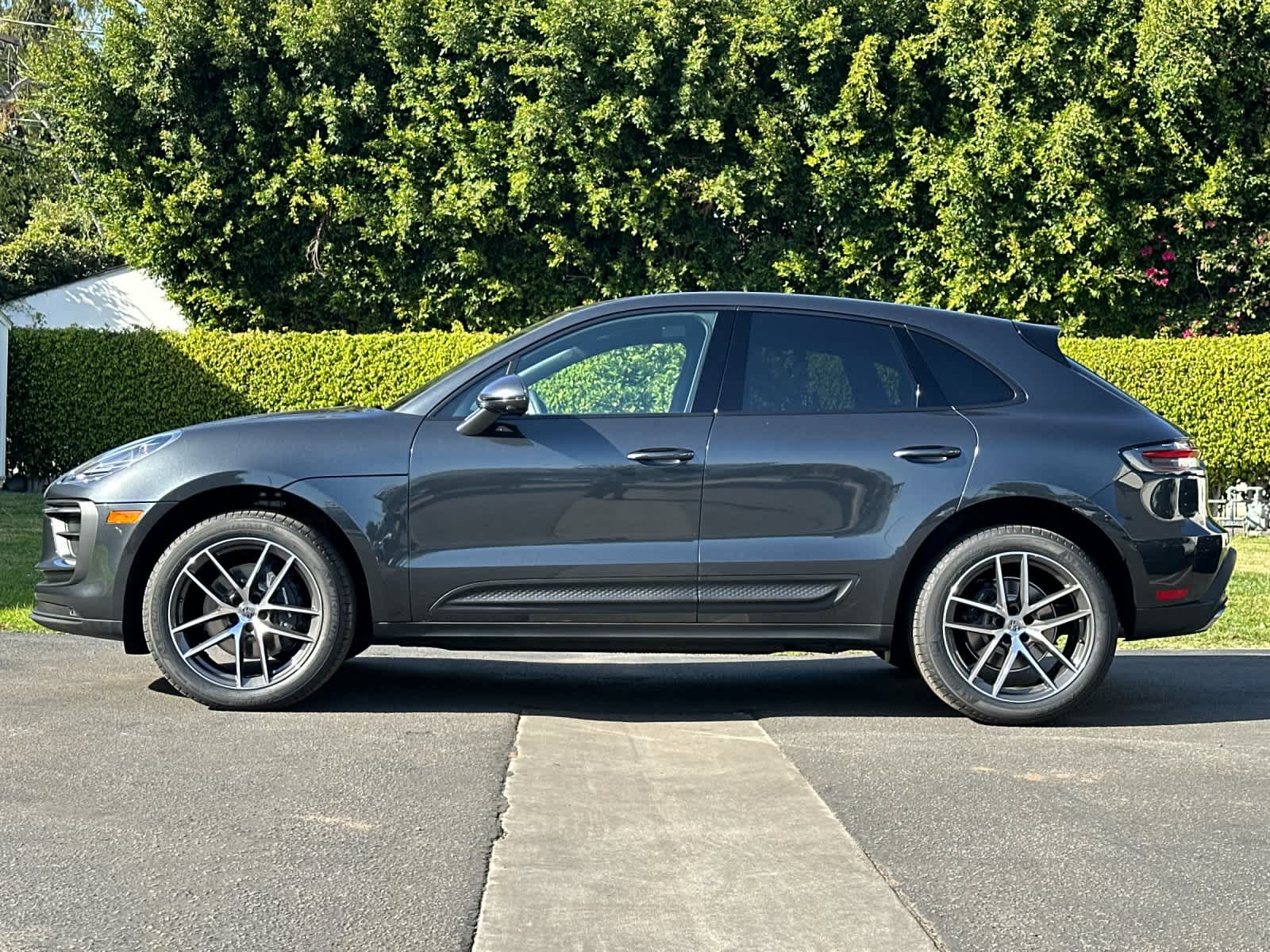 Thumbnail: 2026 Porsche Macan - 2