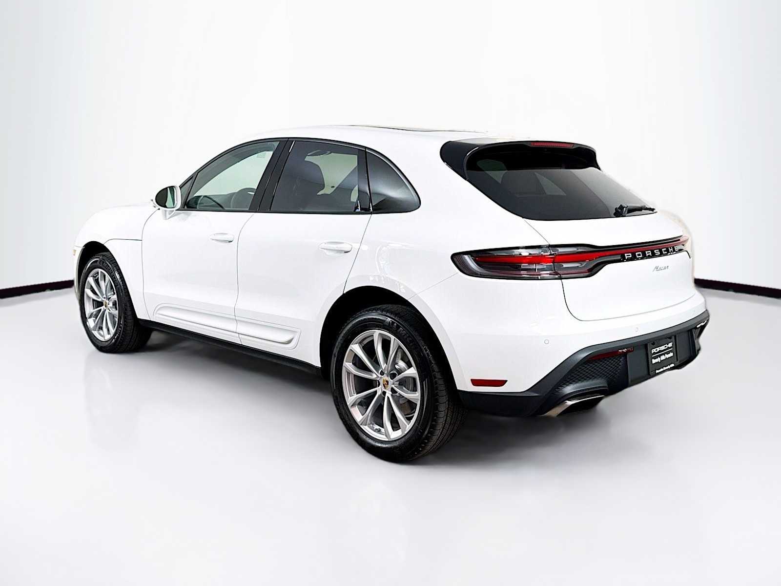 Thumbnail: 2026 Porsche Macan - 3