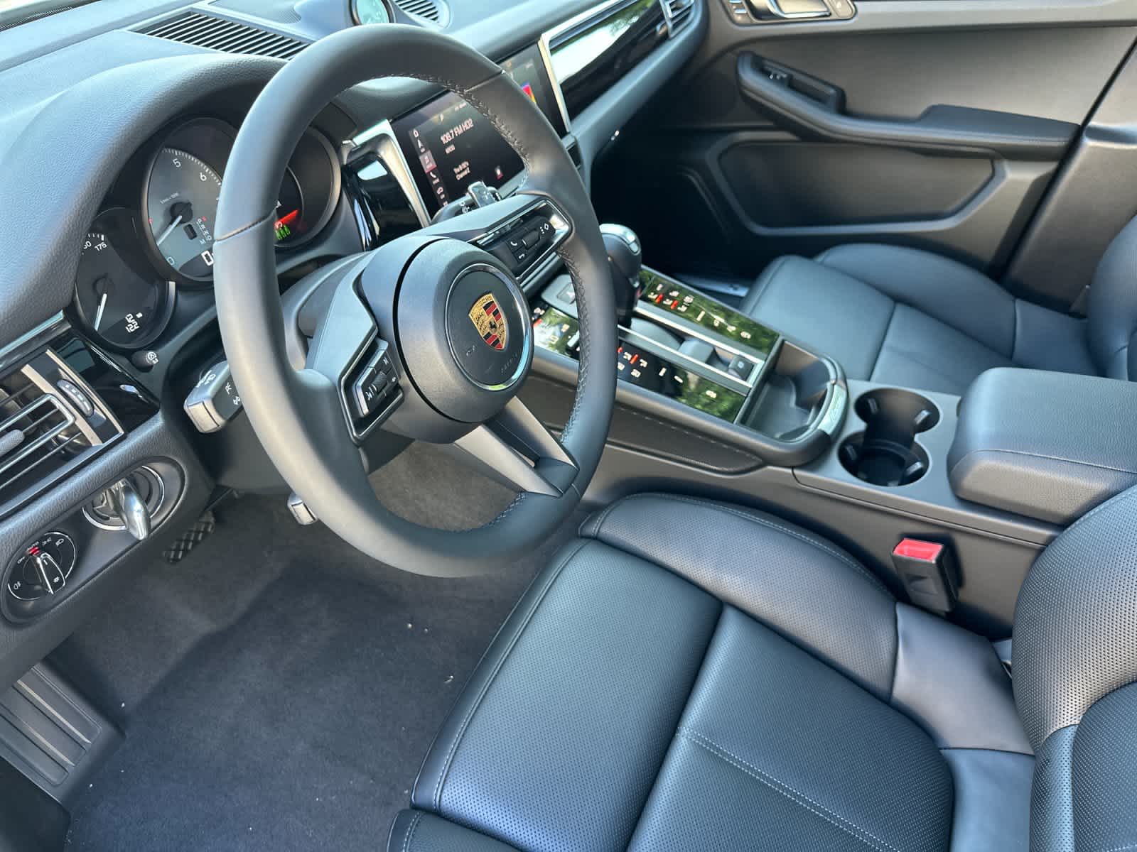 Thumbnail: 2026 Porsche Macan - 4