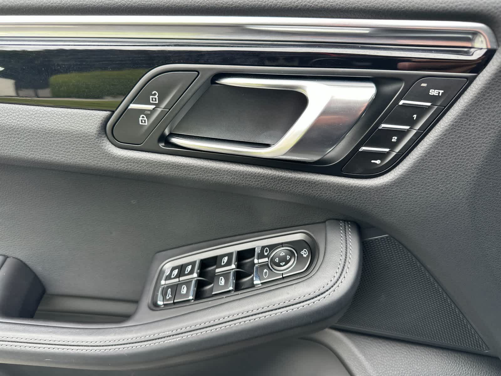 Thumbnail: 2025 Porsche Macan - 12