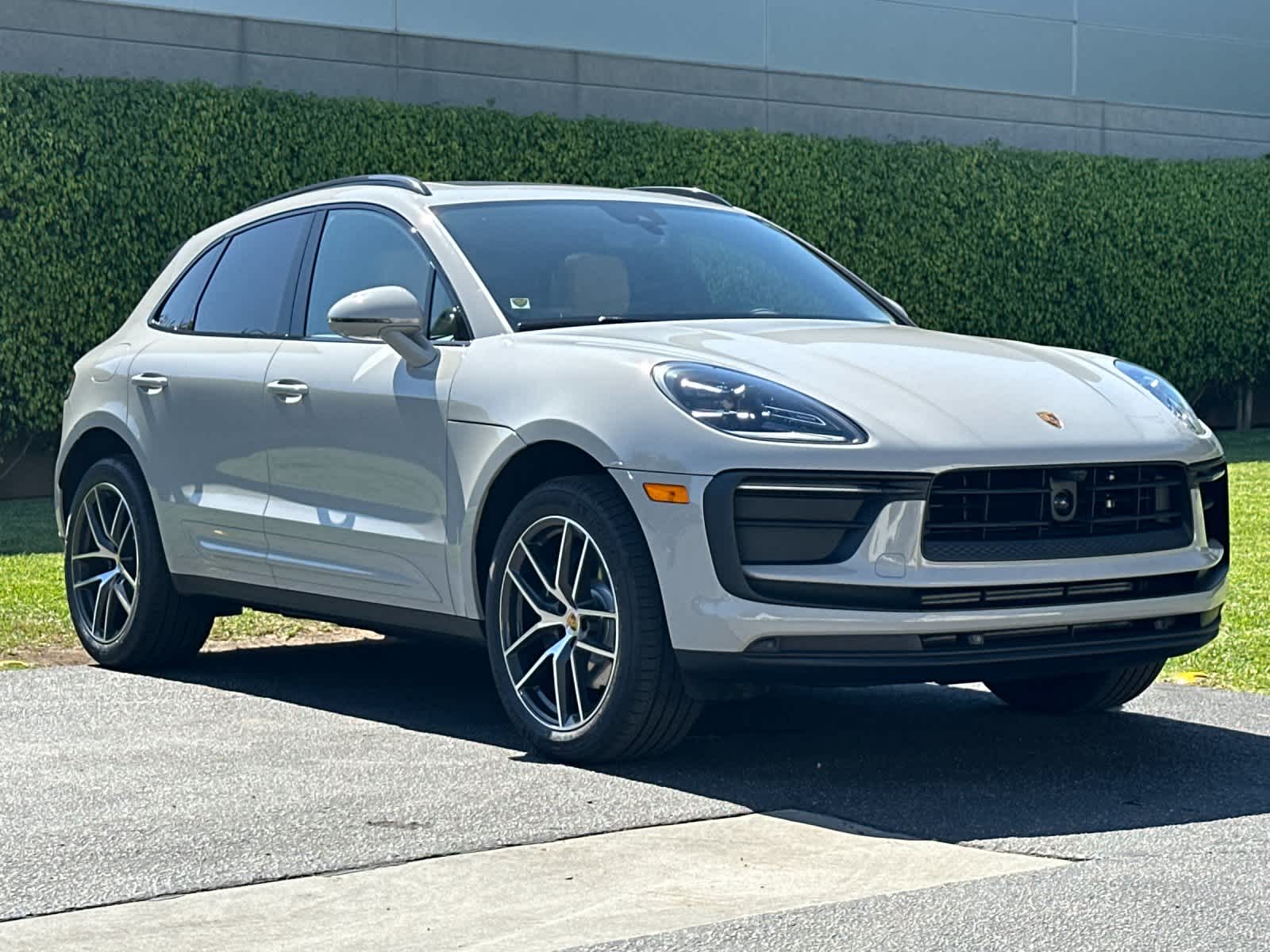 Thumbnail: 2026 Porsche Macan - 10