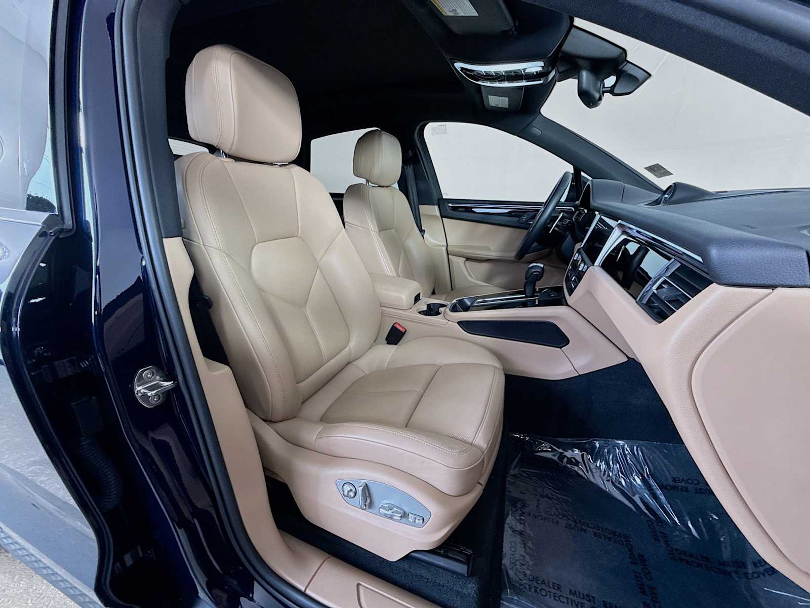 Thumbnail: 2022 Porsche Macan - 22