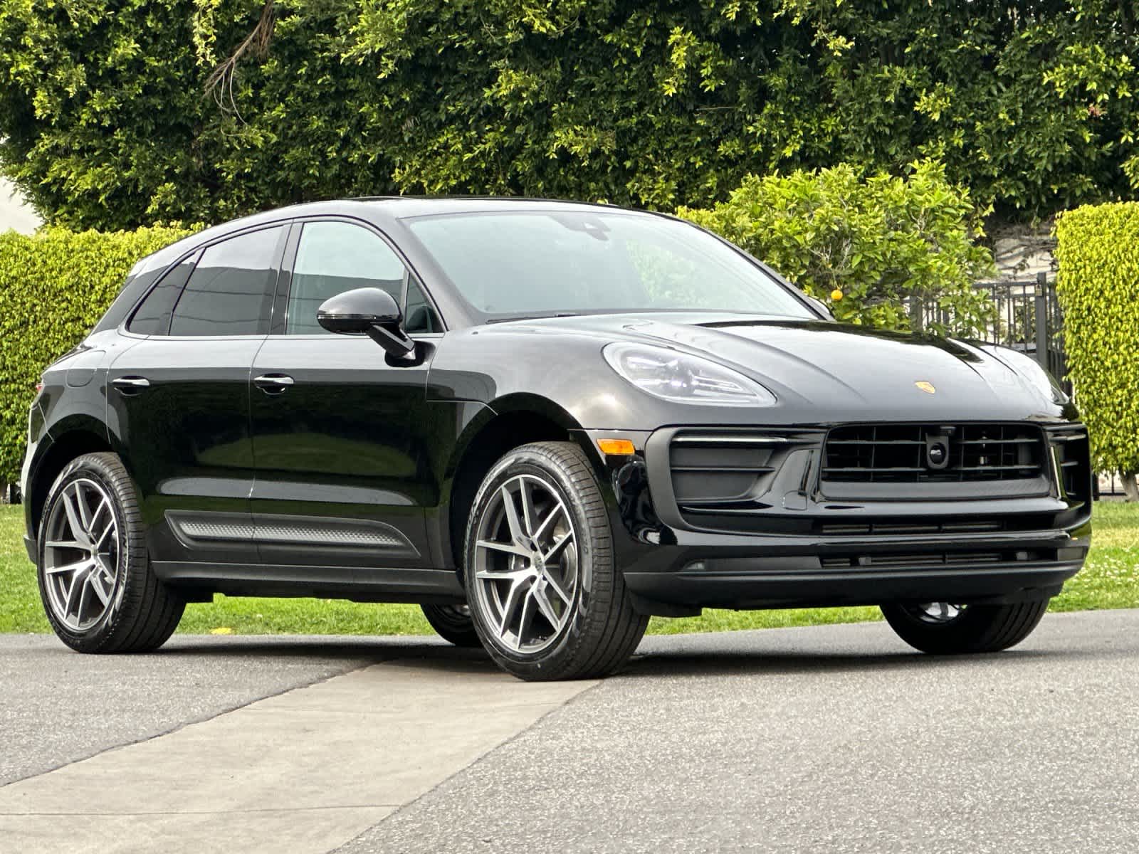 Thumbnail: 2026 Porsche Macan - 10