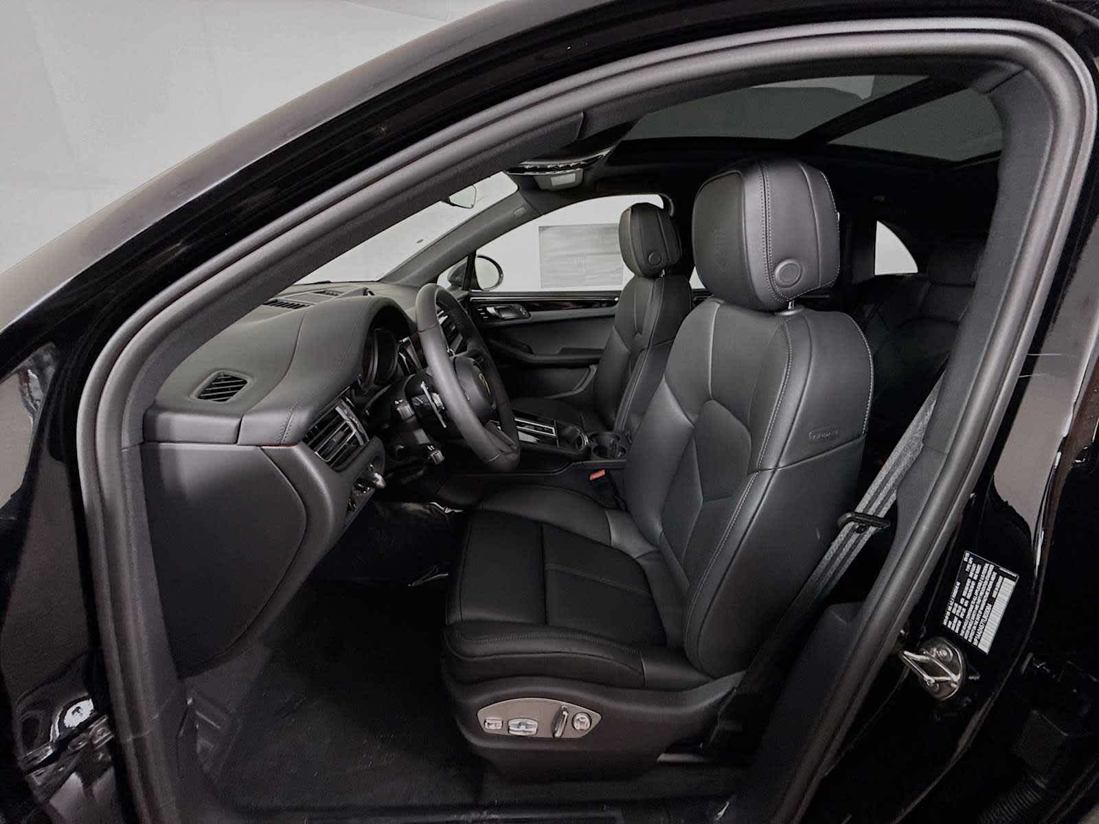 Thumbnail: 2026 Porsche Macan - 5