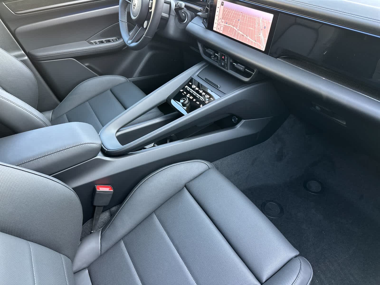 Thumbnail: 2025 Porsche Macan - 17