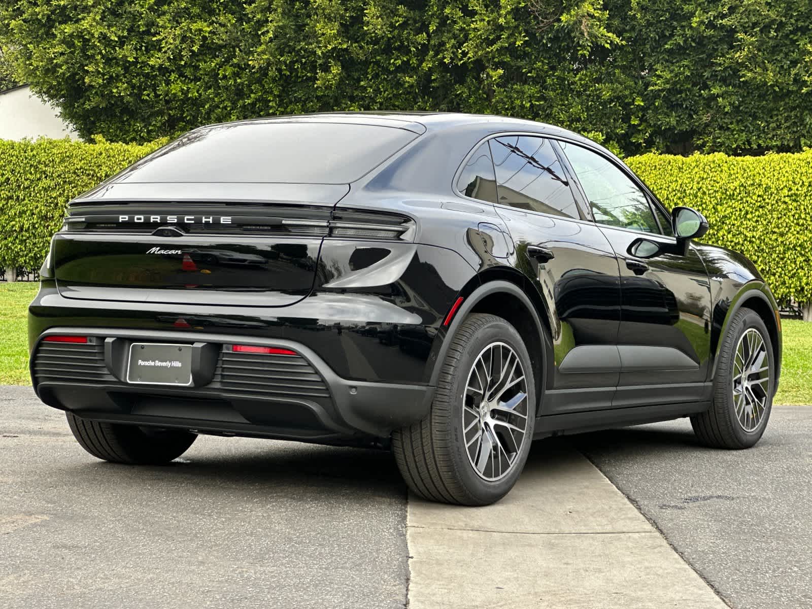 Thumbnail: 2026 Porsche Macan - 8
