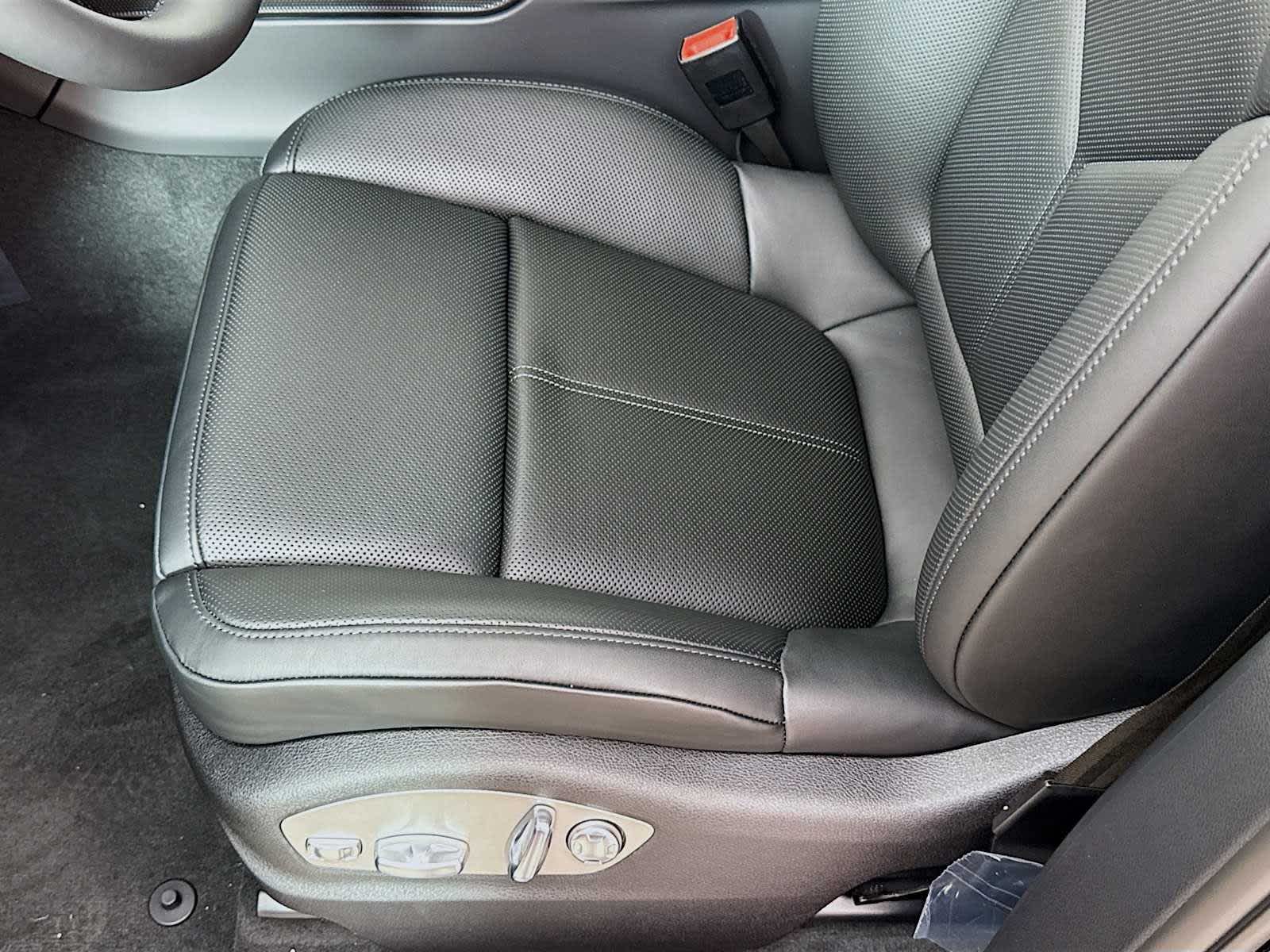 Thumbnail: 2026 Porsche Macan - 15