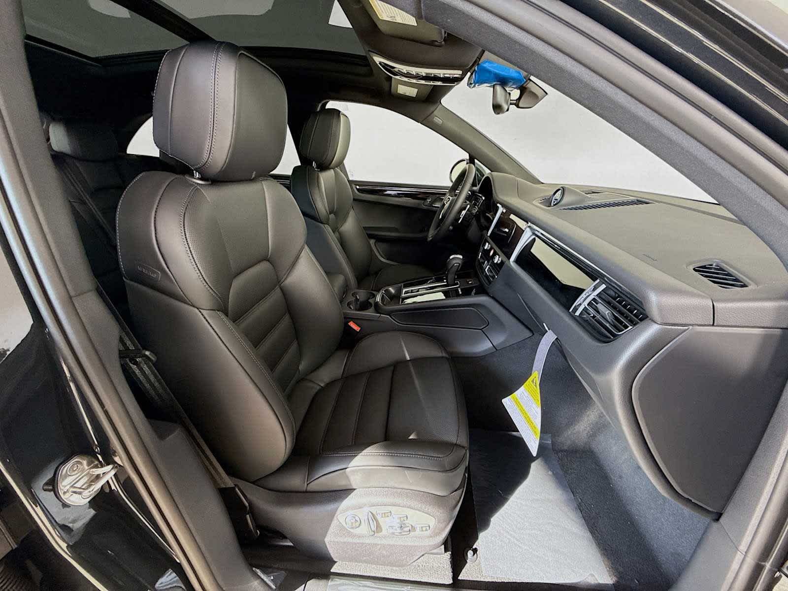 Thumbnail: 2026 Porsche Macan - 21