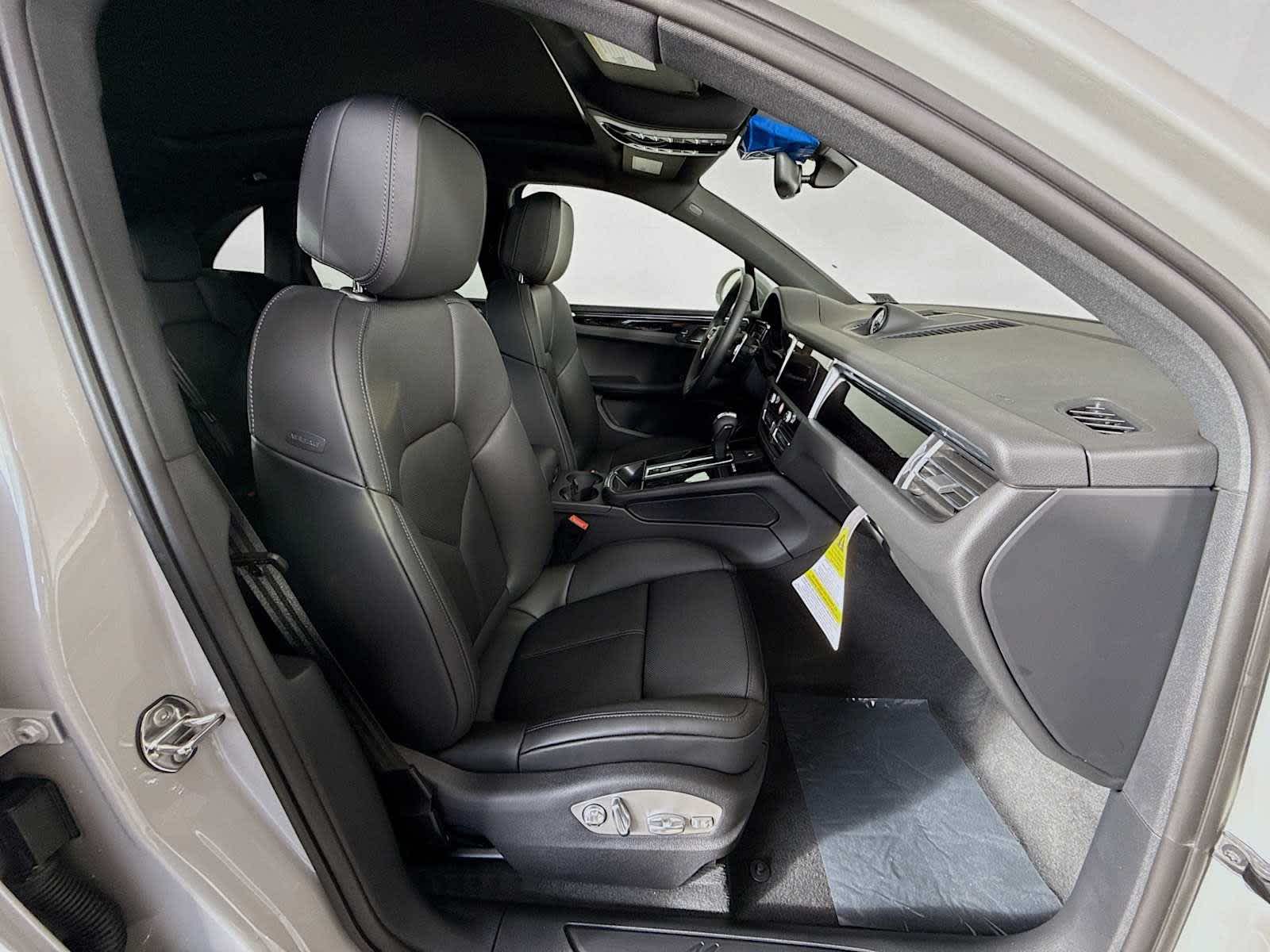 Thumbnail: 2026 Porsche Macan - 21