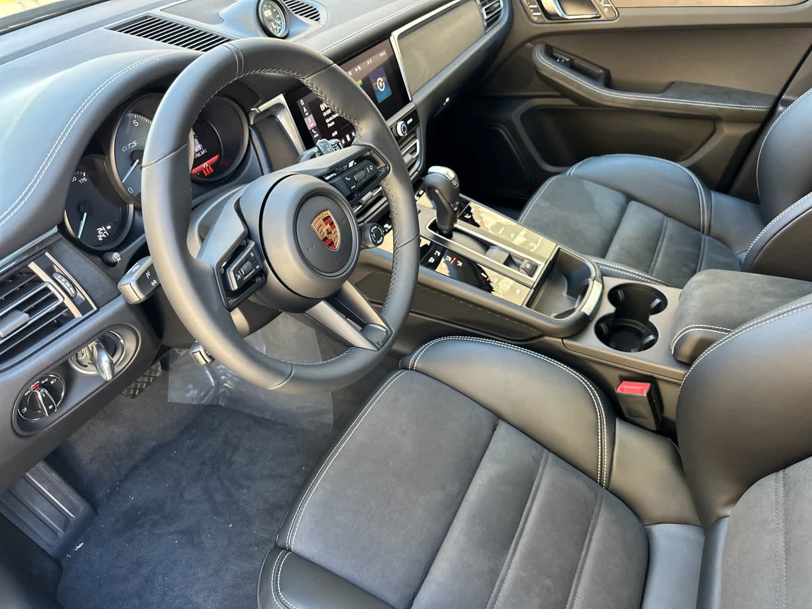 Thumbnail: 2026 Porsche Macan - 4