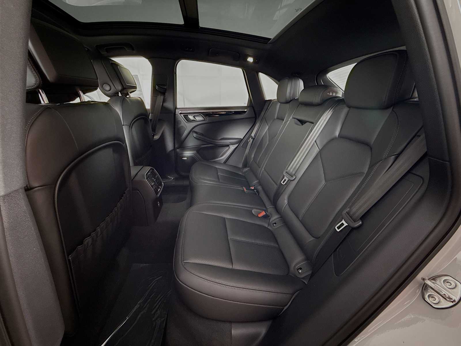 Thumbnail: 2026 Porsche Macan - 17