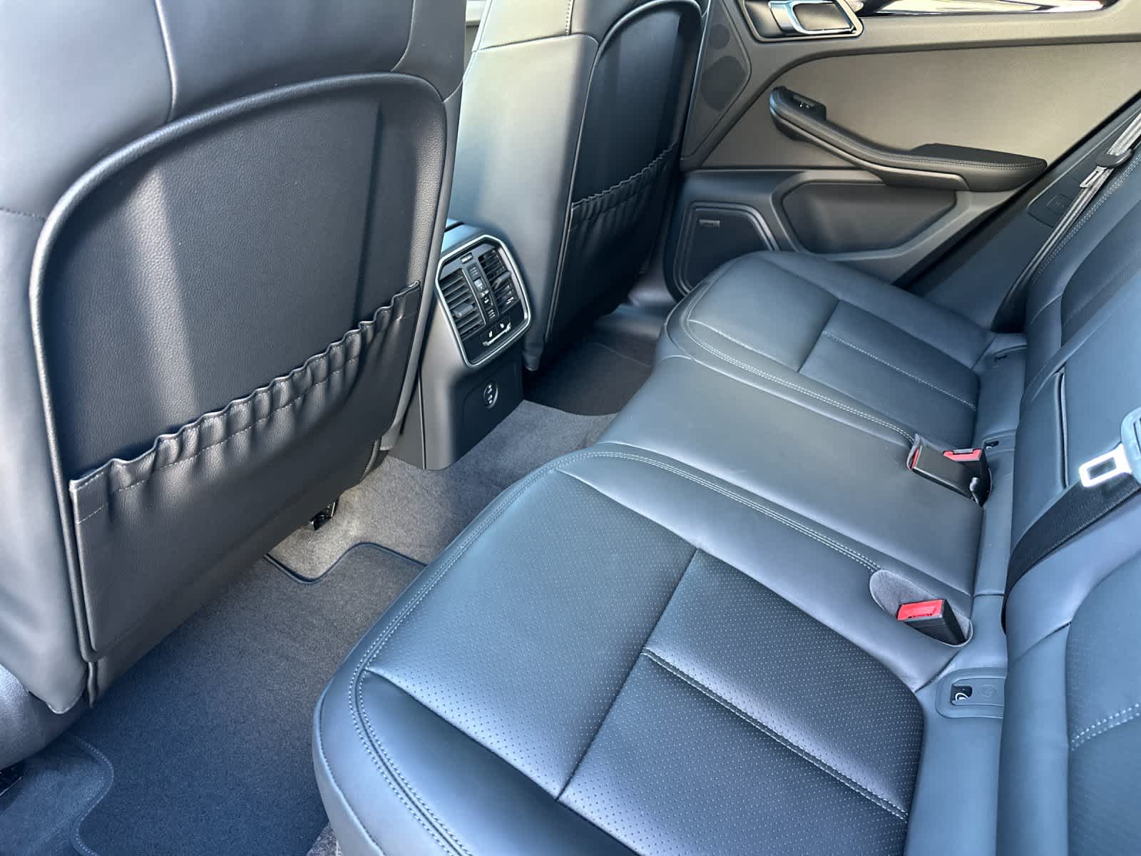 Thumbnail: 2026 Porsche Macan - 13