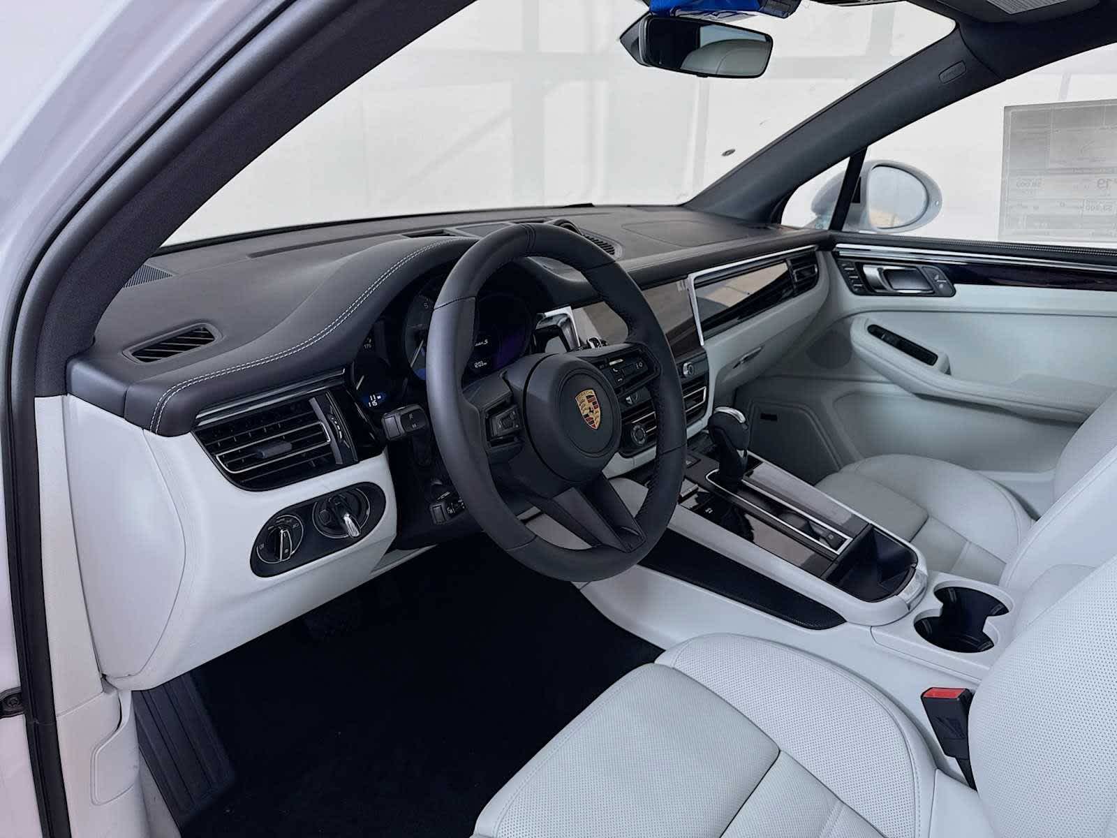 Thumbnail: 2026 Porsche Macan - 4