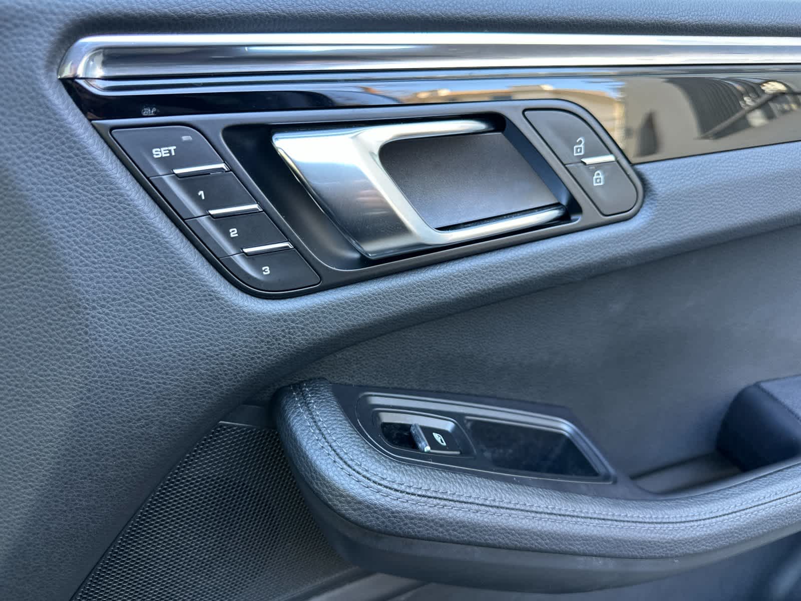 Thumbnail: 2025 Porsche Macan - 19