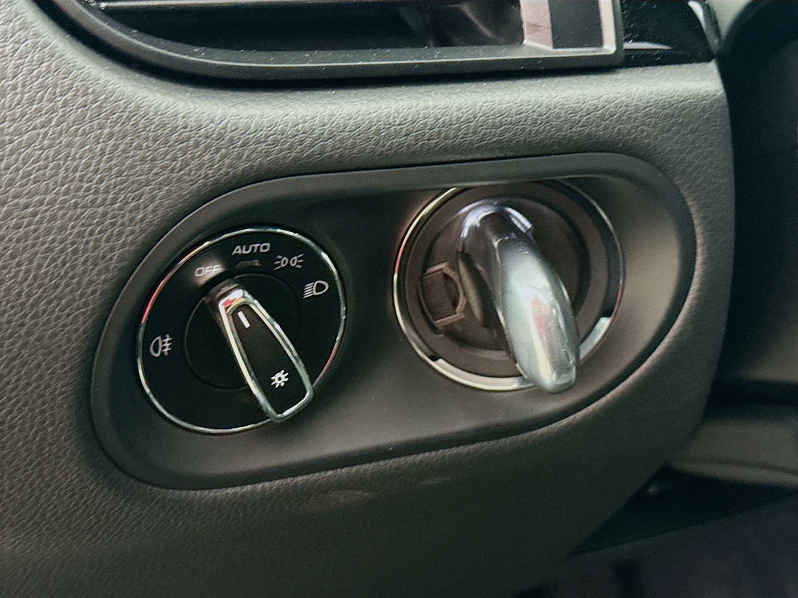 Thumbnail: 2026 Porsche Macan - 11