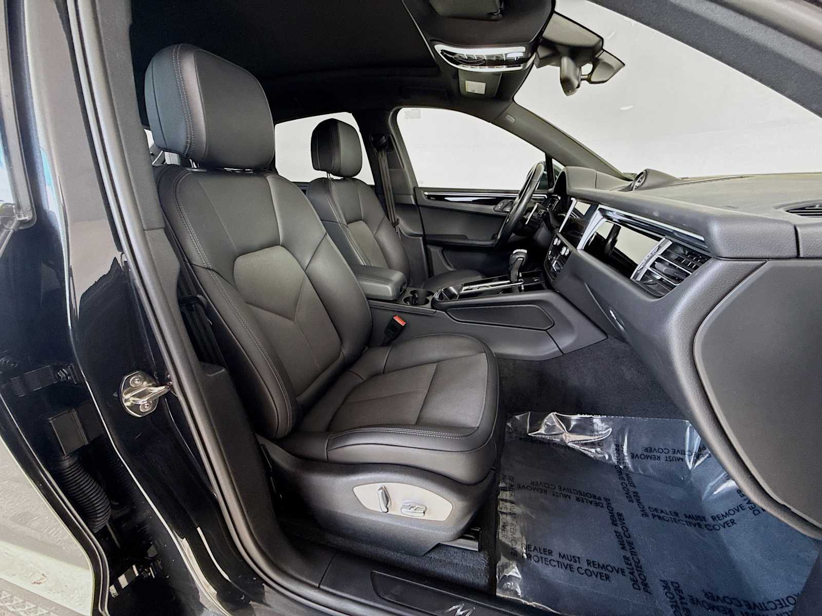 Thumbnail: 2023 Porsche Macan - 23