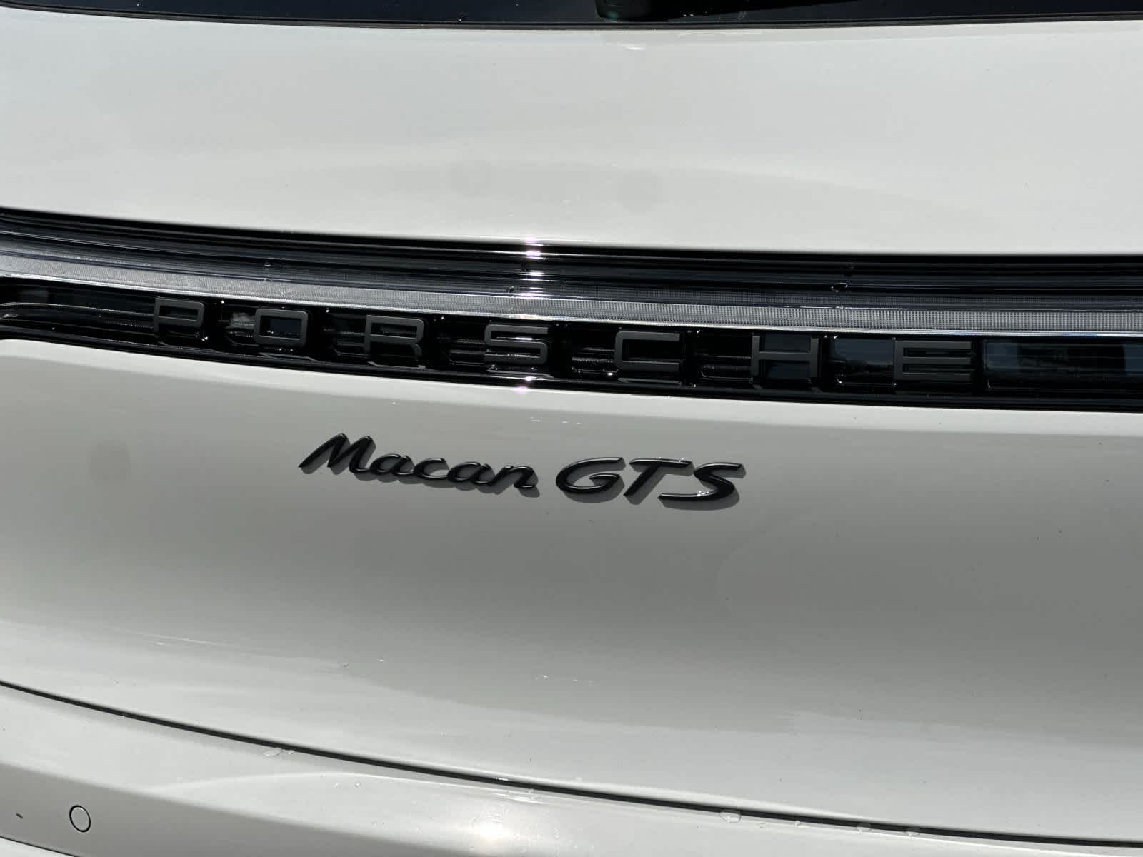 Thumbnail: 2026 Porsche Macan - 32
