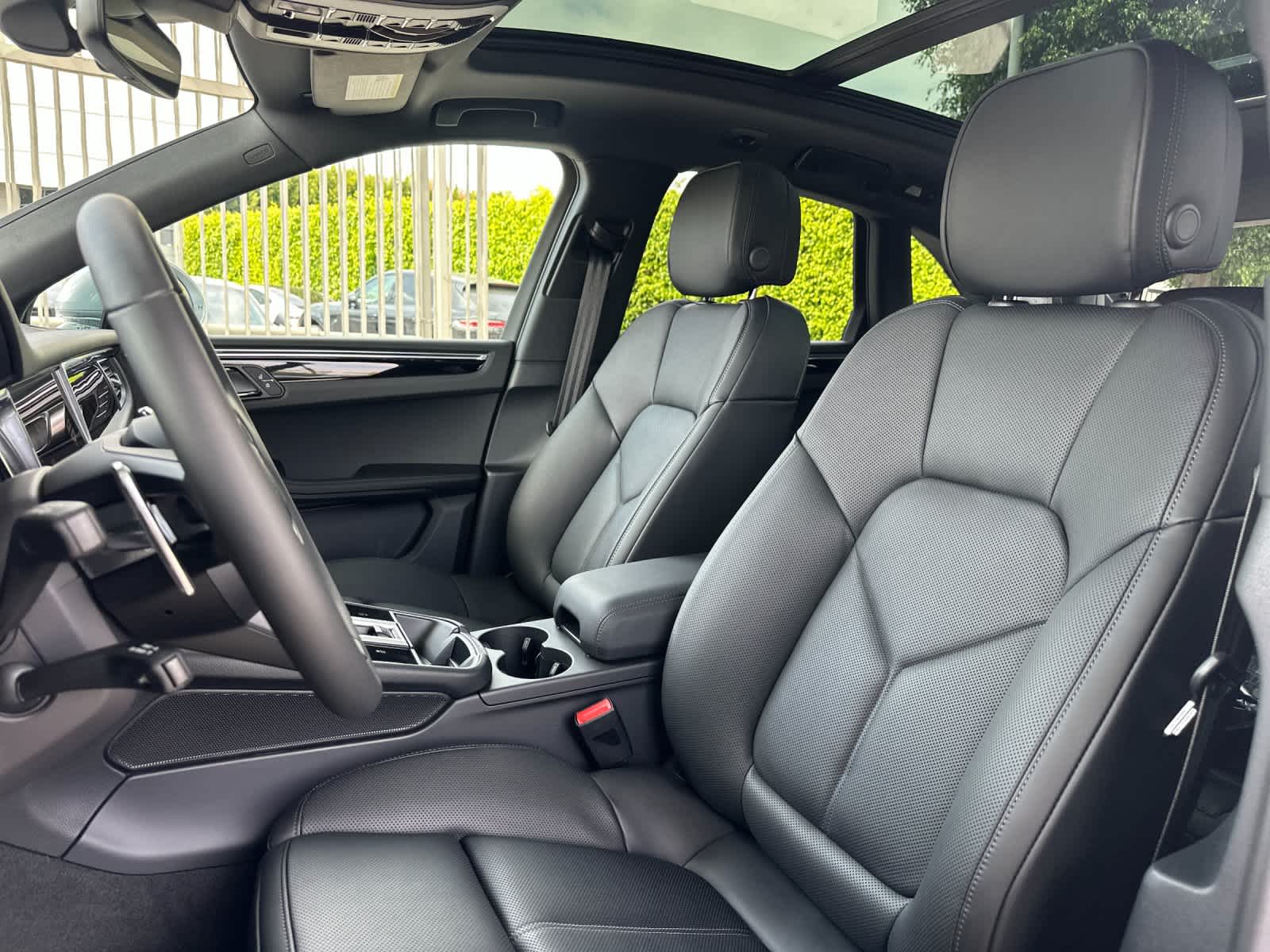Thumbnail: 2026 Porsche Macan - 5