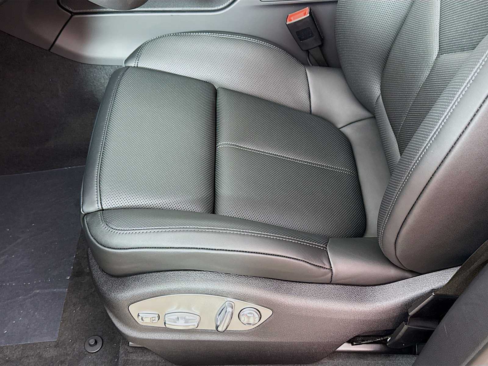 Thumbnail: 2025 Porsche Macan - 15