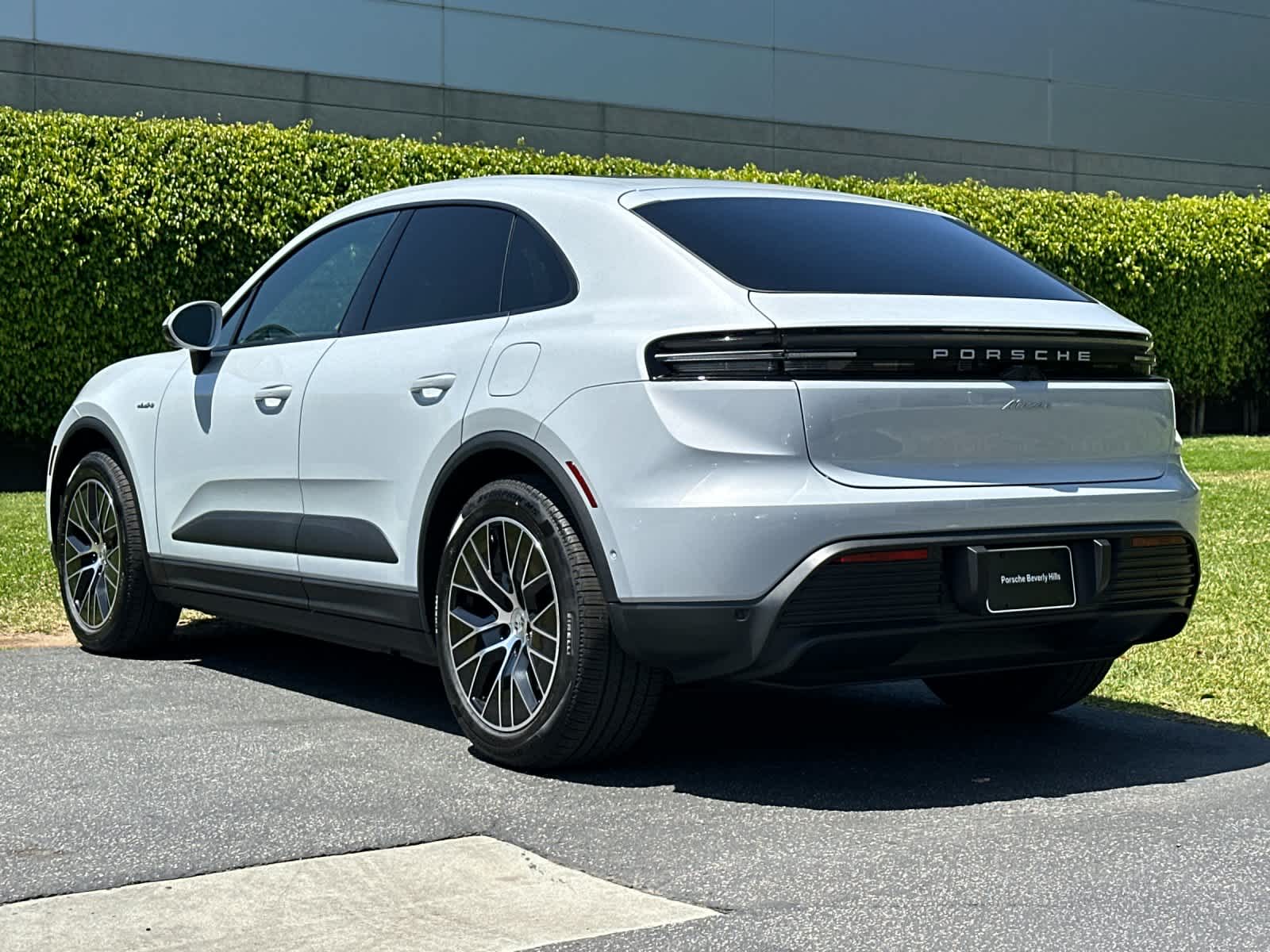Thumbnail: 2026 Porsche Macan - 3